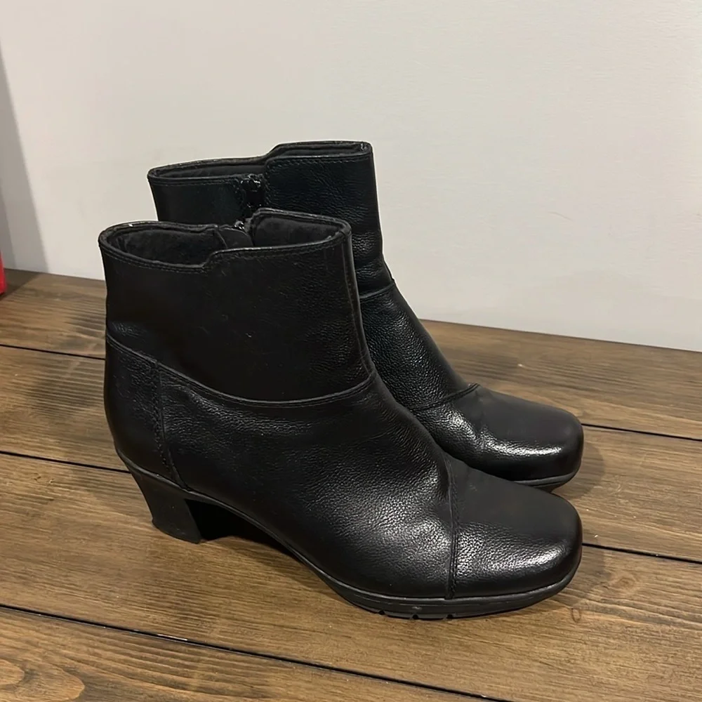 Clark’s black leather 2.5” heeled booties size 9M
